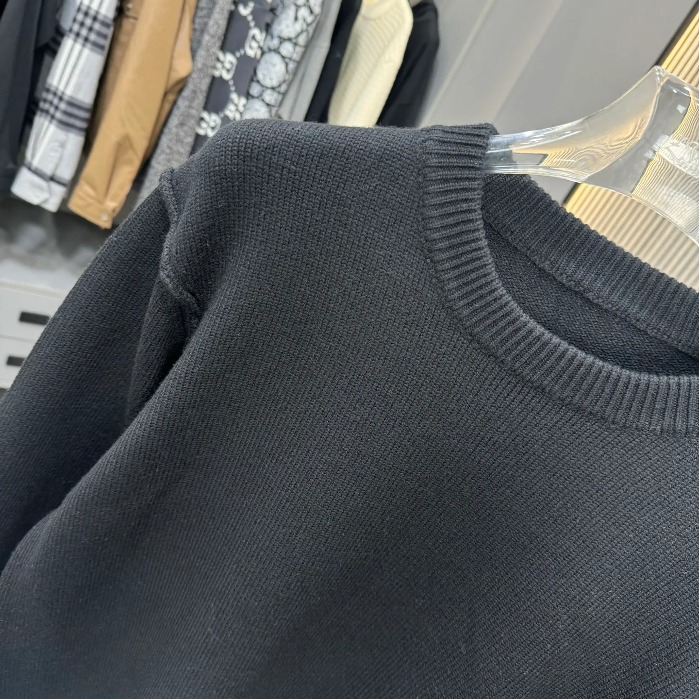 🅿️310 Stone Island 25FW crew neck sweater is made of top-grade cashmere yarn. The new autumn and winter Oblique jacquard knitted cashmere sweater adopts a double-sided wearable design and is made of high-quality cashmere material. After fine weaving process, it presents a soft and comfortable touch and excellent thermal performance. The iconic Oblique jacquard pattern is perfectly presented through precision knitting technology. It can be worn on both sides, showing different style charms. The round neck design is simple and elegant, suitable for various matching occasions. Exquisite knitting technology ensures that the clothes are not easily deformed and remain crisp and long-lasting. The double-sided design concept reflects LV's perfect balance of practicality and fashion. Each sweater undergoes strict quality inspection to ensure that the quality meets the brand's consistently high standards. This knitted item combines warmth and style, making it an exquisite addition to your autumn and winter wardrobe. Size:S/M/L/XL